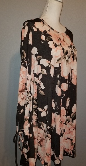 Plus Size Floral Dress with Pockets and tie cuffs - Picture 3 of 8